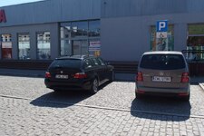 Miejsce parkingowe dla osób niepełnosprawnych na ul. Miedzianej (ok. 110 m od siedziby)
