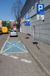 Miejsce parkingowe dla osób niepełnosprawnych na ul. Srebrnej (ok. 120 m od siedziby)